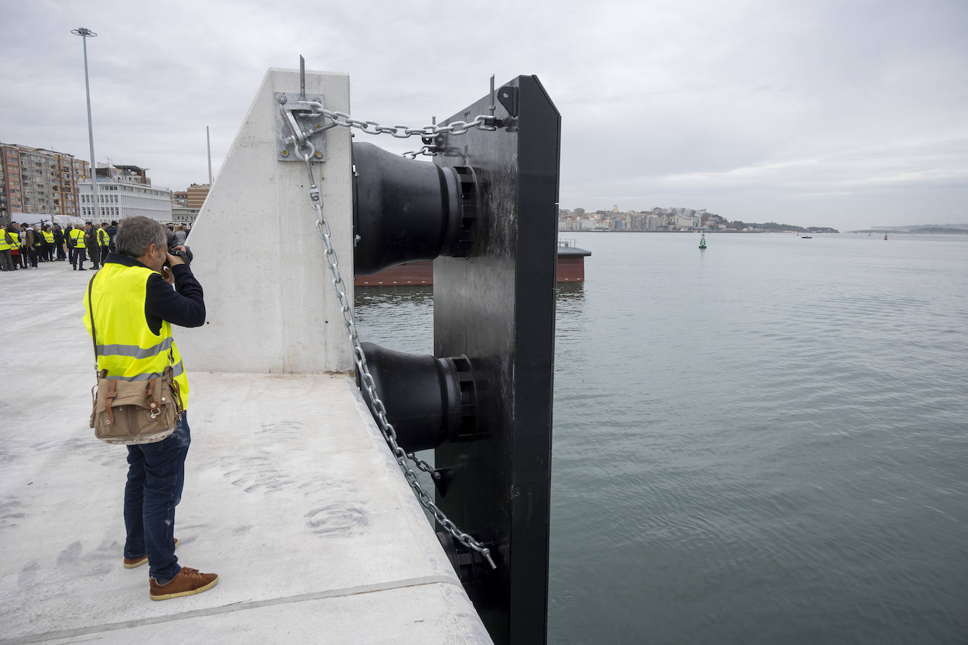 La actuación inaugurada este viernes ha consistido en la demolición del antiguo muelle, construido entre 1928 y 1932 y que estaba en avanzado estado de deterioro, y la construcción de uno nuevo ejecutado sobre pilotes.