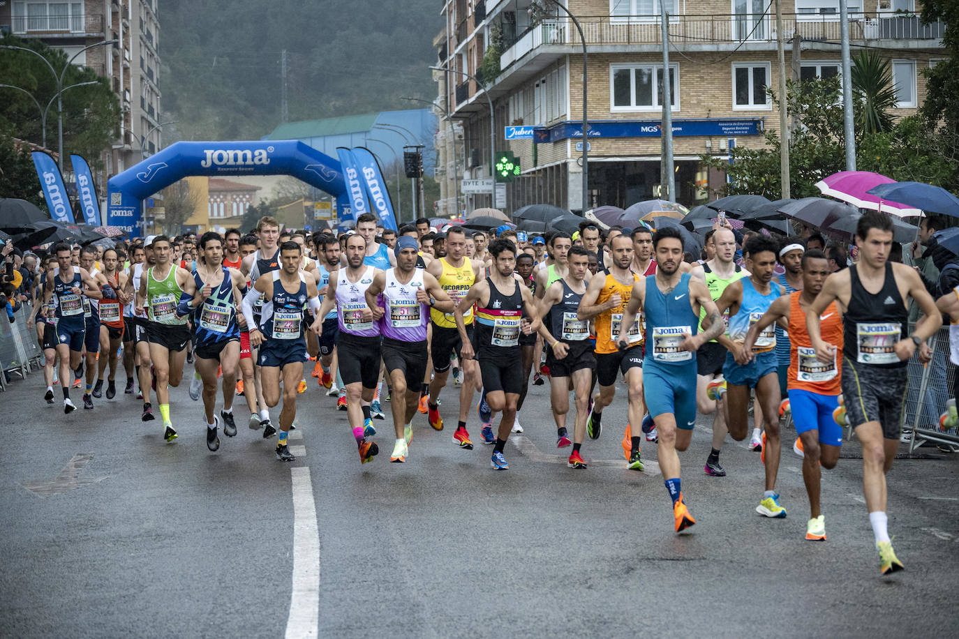 A la derecha, Sergio Jiménez, seguido de Berihu Aregawi en los primeros metros de la carrera.