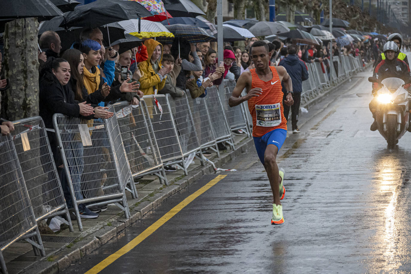 El etíope corrió solo durante la mayor parte de la carrera.