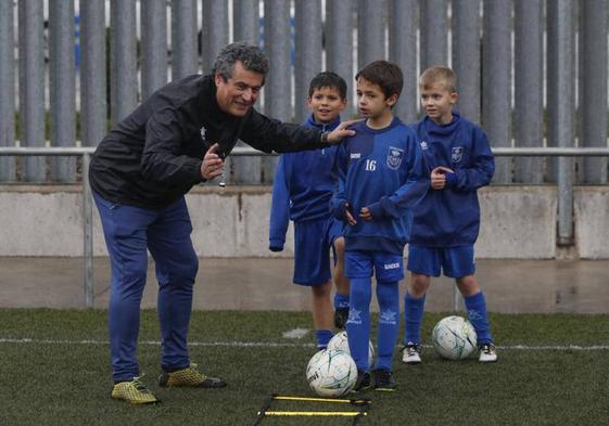 Pedagogía. La interacción entre el entrenador y el pequeño aspirante a futbolista es la clave. Formación, progresión y paciencia.