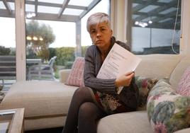 Nuria Terán, viuda de Juan Manuel Bedia, sostiene la sentencia que le da la razón en el recurso presentado al TSJC.