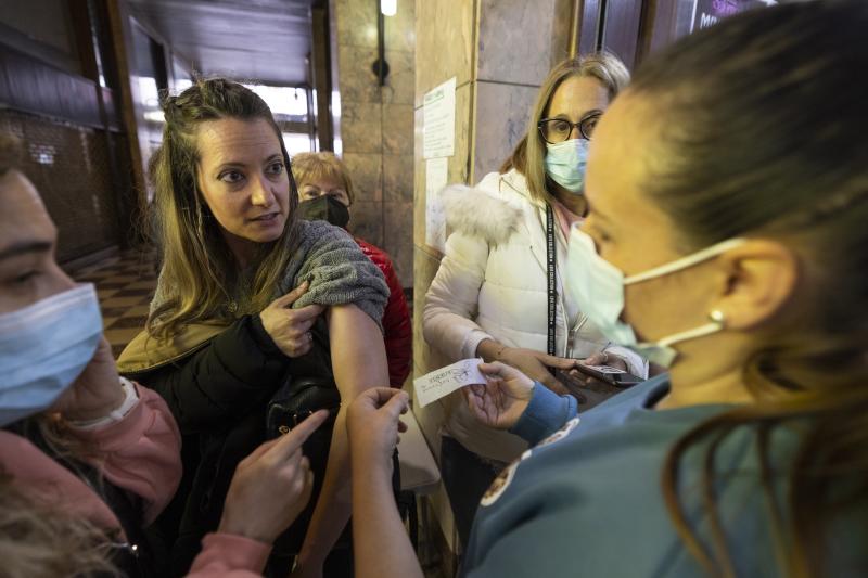 Clientes a la espera de hacerse el tatuaje, frente a la puerta del estudio Salomon Tattoo.