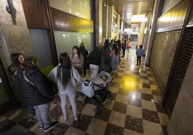 Una veintena de personas esperaba esta mañana para hacer un tatuaje feminista en Salomon Tattoo.