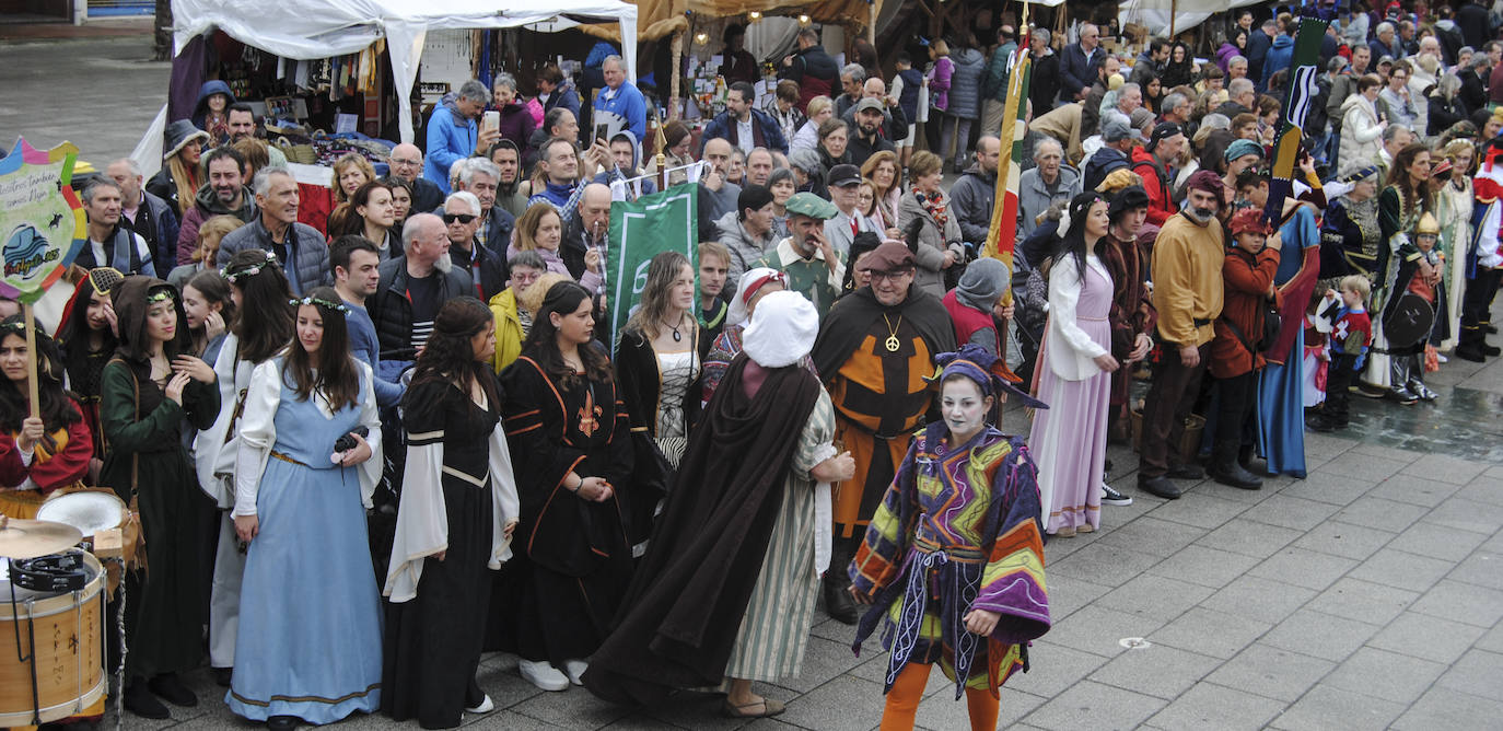 Muneroso público se apostó en el recorrido por el que debia pasar el cortejo