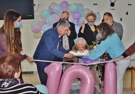 Manolita Gómez soplando las velas de su tarta de cumpleaños.