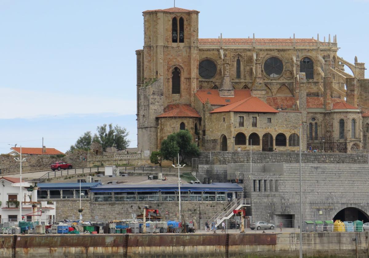 La imagen del alzado de la iglesia desde el puerto es una de las fotografías más buscadas por los turistas que recibe Castro Urdiales.