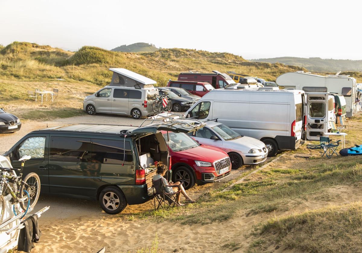 Autocararavanas estacionadas en el aparcamiento de la playa de Valdearenas, en Liencres.