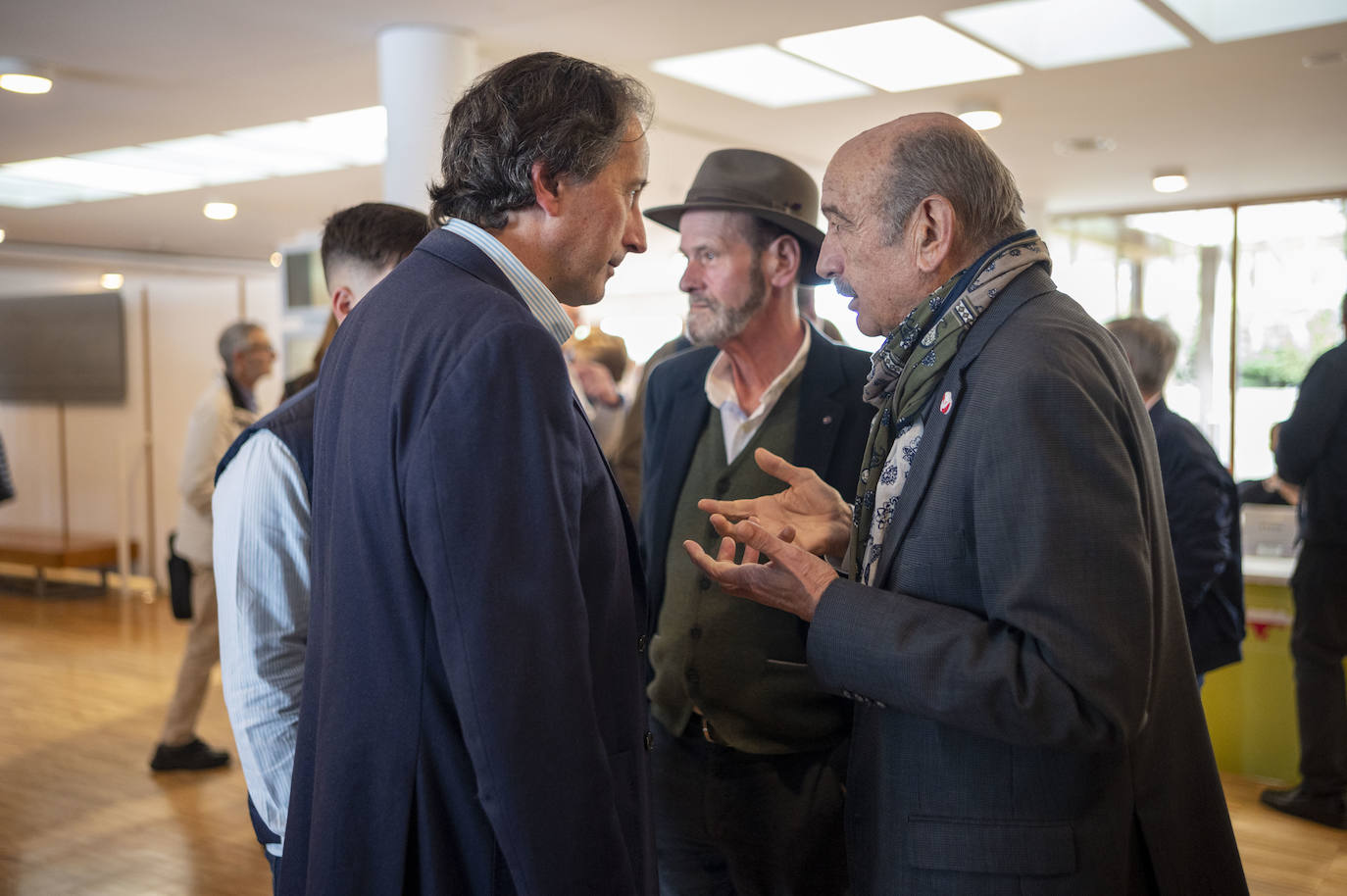 José Luis Gochicoa conversa con el diputado nacional del PRC, José María Mazón.