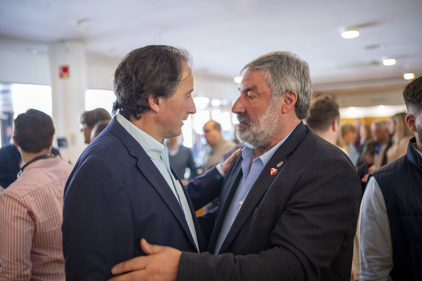 Gochicoa junto al alcalde de Valderredible, Fernando Fernández.