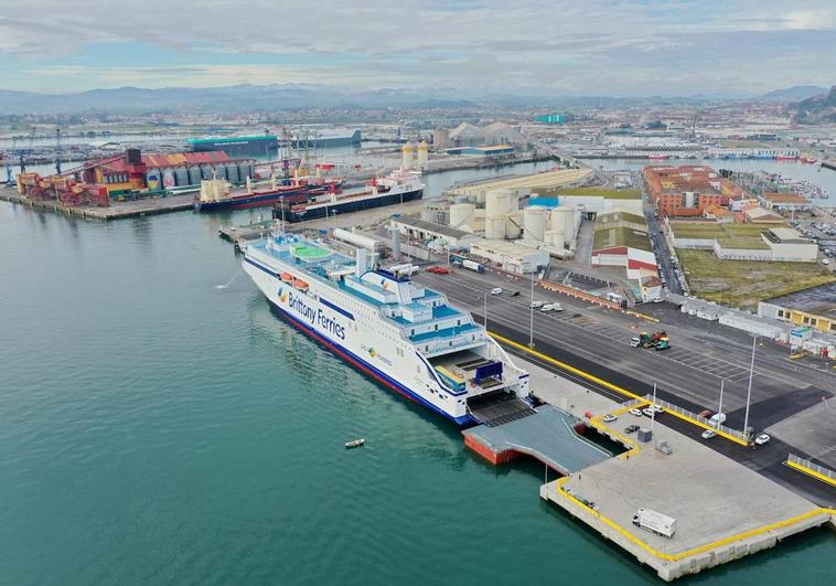 Vista aérea del buque Santoña, de Brittany Ferries, que llegó a Santander por la mañana procedente de Portsmouth y atracó por primera vez en el nuevo muelle del Puerto.