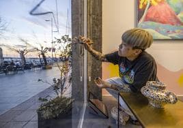 La artista interviniendo en el escaparate de la galería Exhibit en la calle Castelar