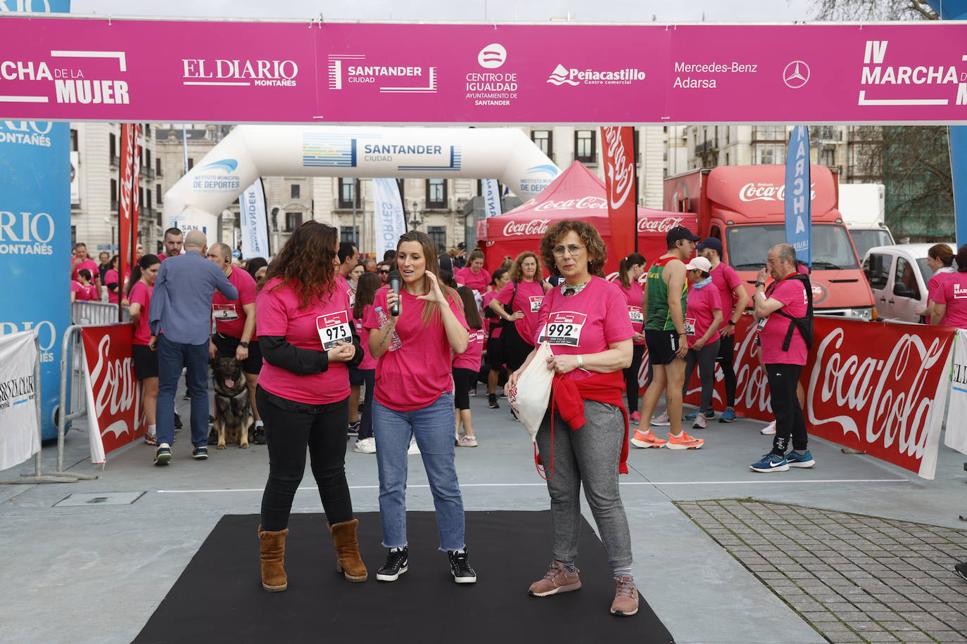 Samira Hidalgo, de El Diario Montañes, comenta los pormenores de la marcha antes de la salida.