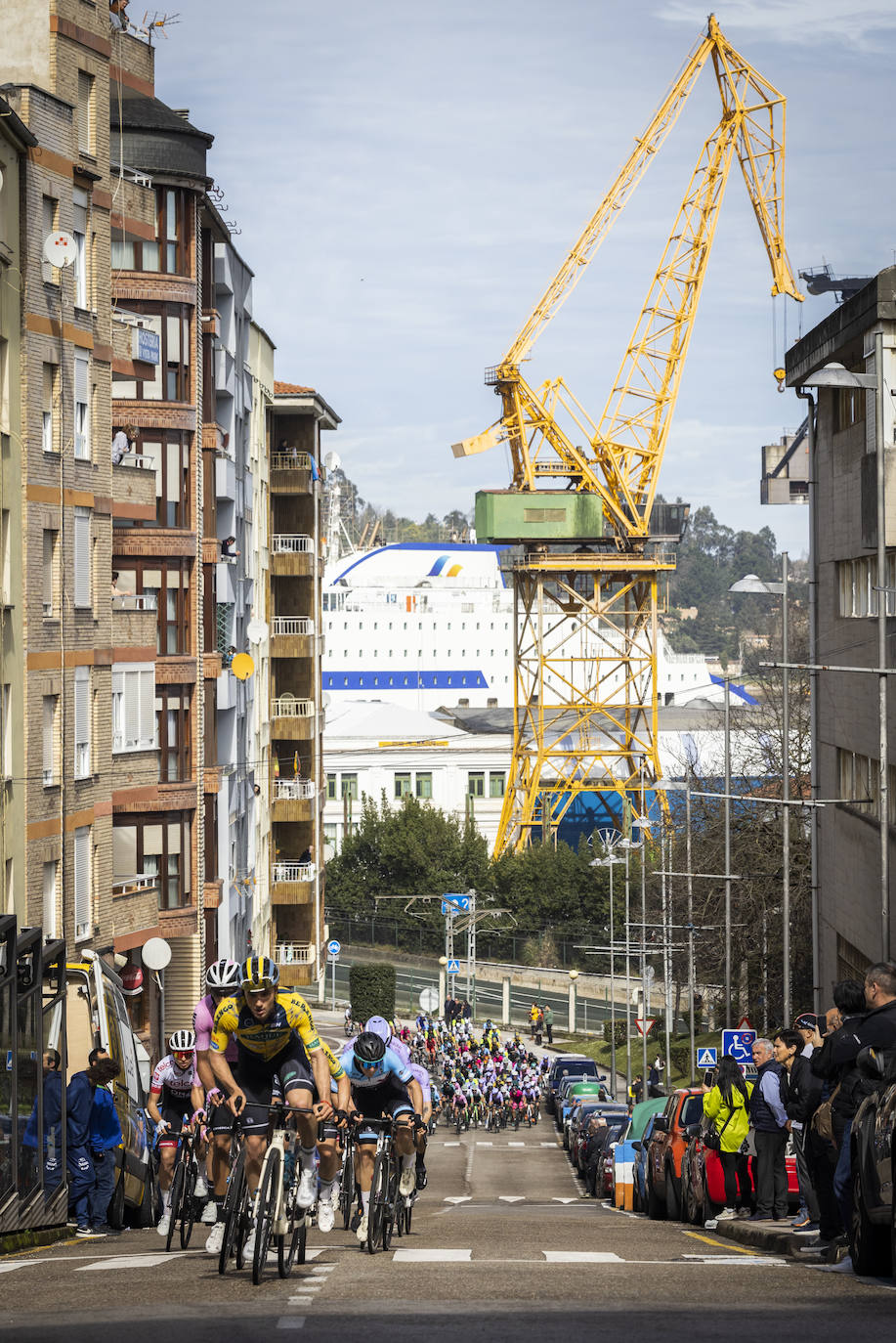 El pelotón, en plena subida por las calles de Astillero.