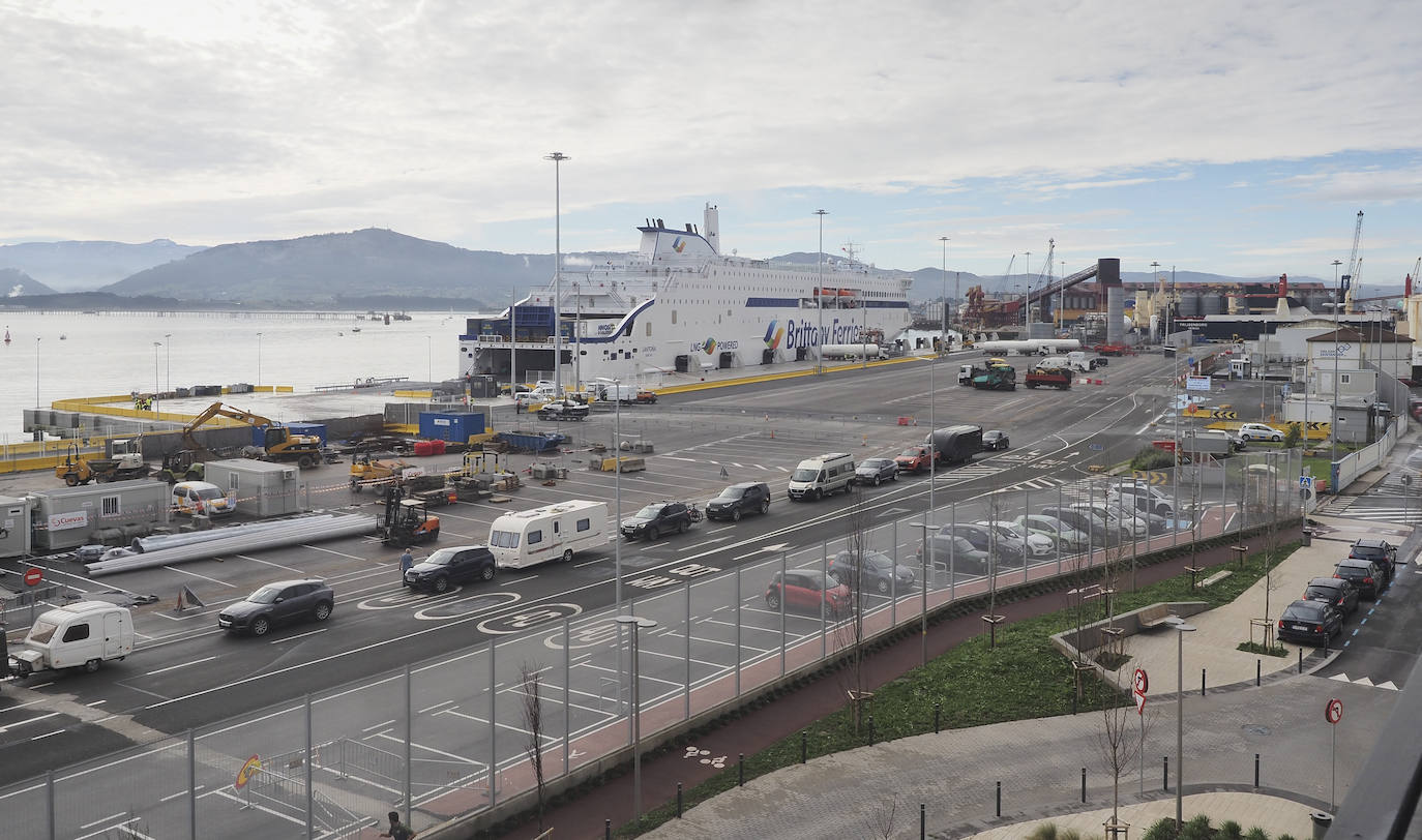 Los coches y caravanas salen del ferry tras su llegada