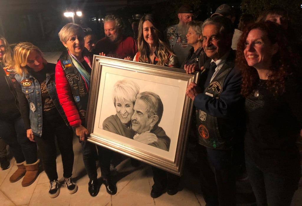 La organización de la ruta motera de Harley entregó un cuadro al presidente y su mujer como obsequio. 