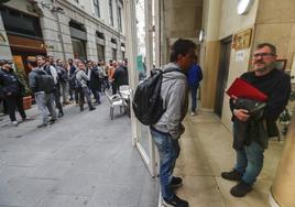 Trabajadores de Aspla y respresentantes sindicales, este lunes a las puertas del Orecla