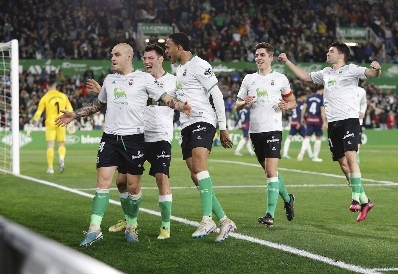 Pombo celebra su tanto de penalti.el cuarto que marca esta temporada en Liga.