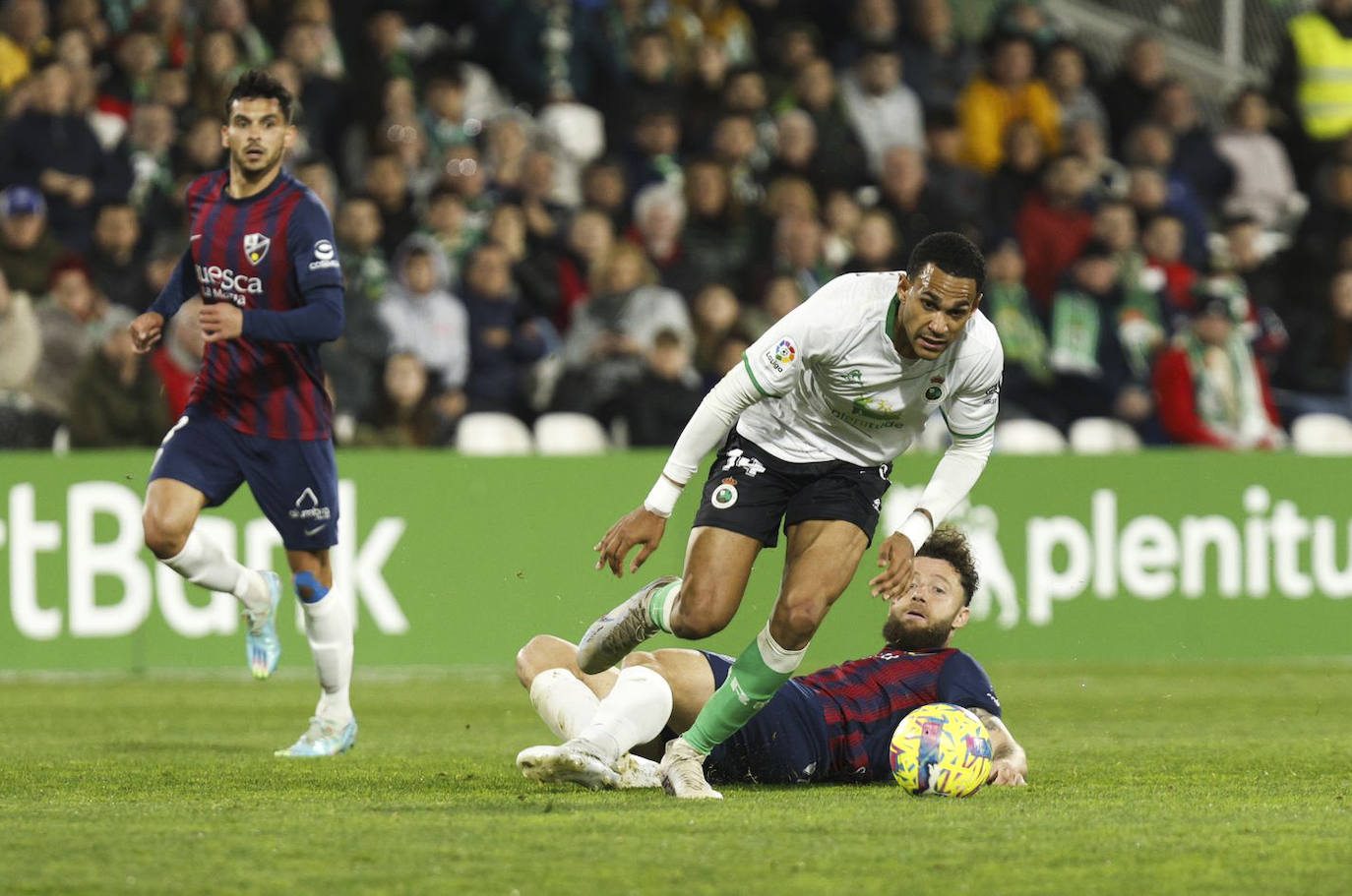 Jordi Mboula estuvo muy atento a los desdobles por la banda derecha.