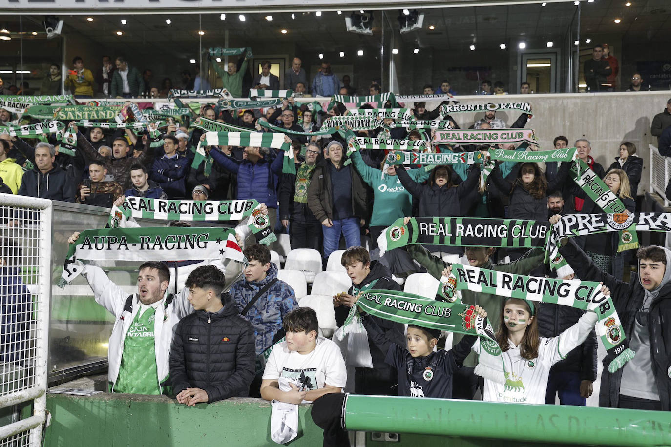 Los aficionados del Racing, en la grada de los Campos de Sport.
