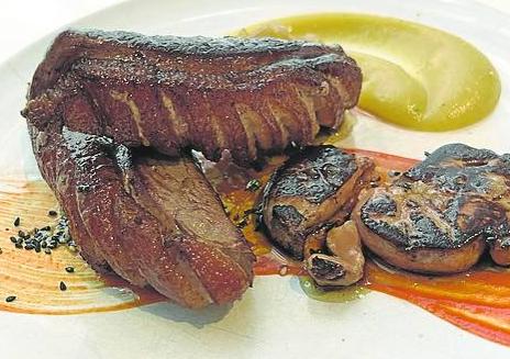 Imagen secundaria 1 -  A la izquierda, magret de pato con foie a la plancha y manzana. A la derecha, helado de yogur, crumble de cacahuete y piña asada. 