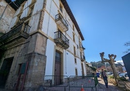 Un vecino de Laredo pasa junto a la zona acordonada, donde aún asoman los cascotes desprendidos de la moldura que recorre la planta superior en sentido longitudinal.