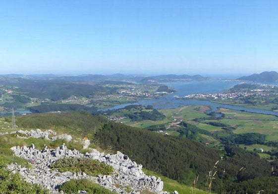 Una perspectiva del estuario del Río Asón desde el Pico Candiano que permite ver el curso final del río antes de desembocar en el mar Cantábrico.