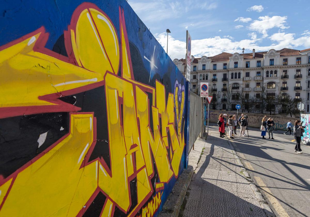 Detalle parcial de los muros con grafitis en el perímetro de los solares de Puertochico.