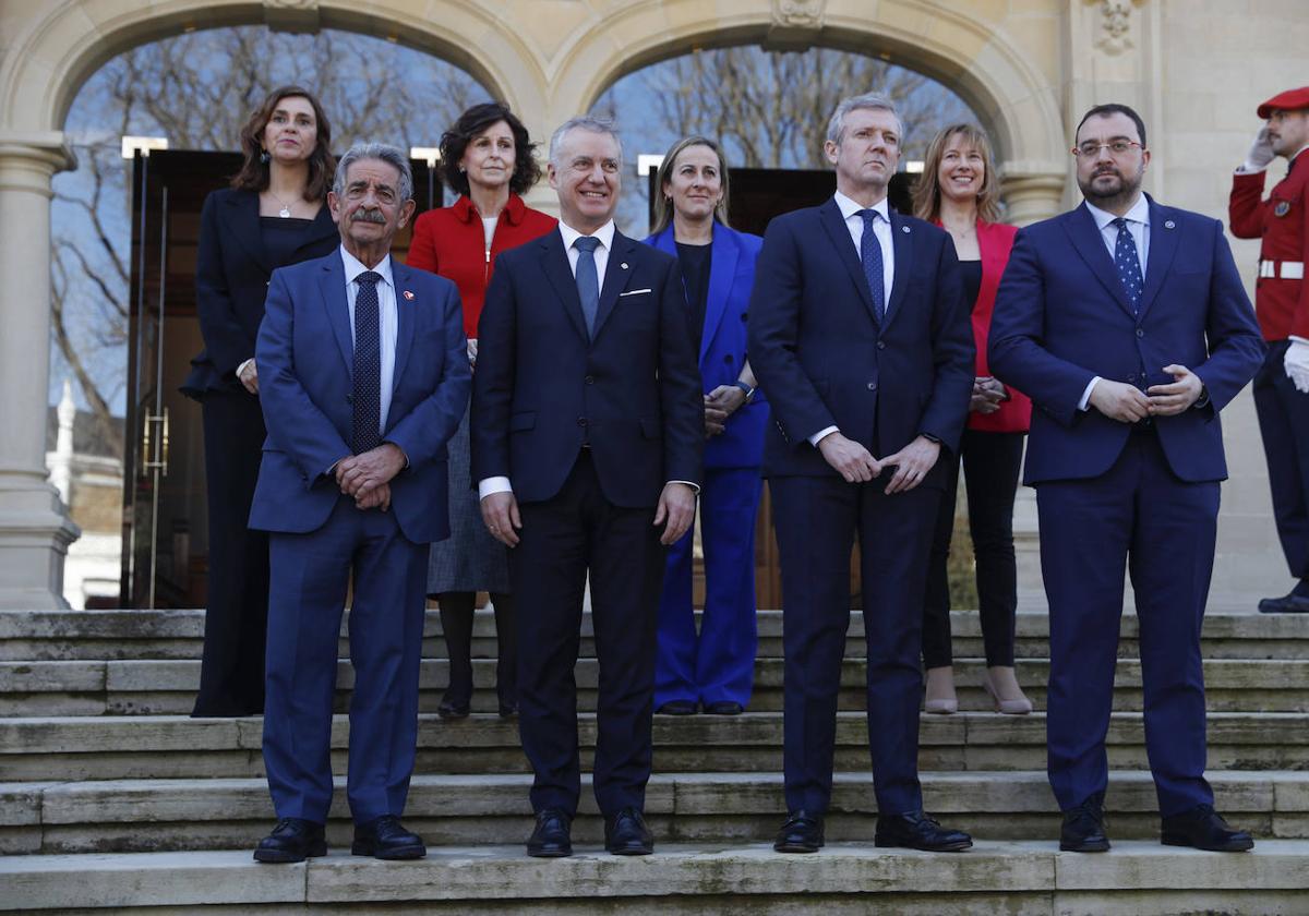 Los presidentes de Cantabria País Vasco, Galicia y Asturias posan para los medios antes del inicio de la reunión en Vitoria.