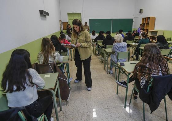 Alumnos de 1º de Bachillerato del IES Santa Clara, en Santander, se disponen a hacer la prueba piloto de la EBAU esta mañana.