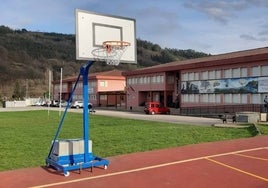 Nuevas canastas en las pistas polideportivas del colegio Torres Quevedo.