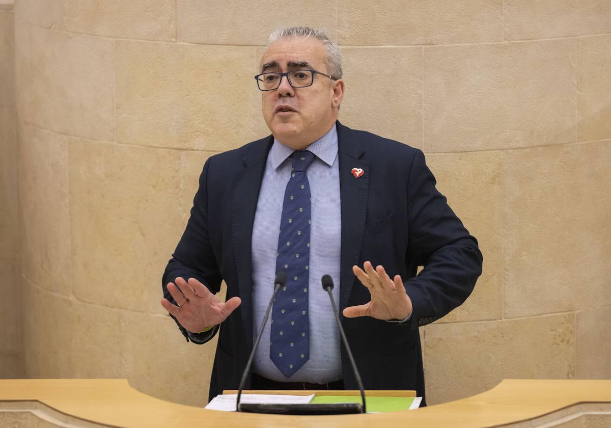 Rafael Hernando, portavoz del PRC, en una imagen de archivo de una intervención en un Pleno del Parlamento cántabro.