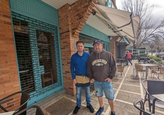 Enrique Gutiérrez, responsable del Informal, ante la puerta que han reventado del escaparate, junto a su vecino de calle, Javier Palacio, del Oasis.