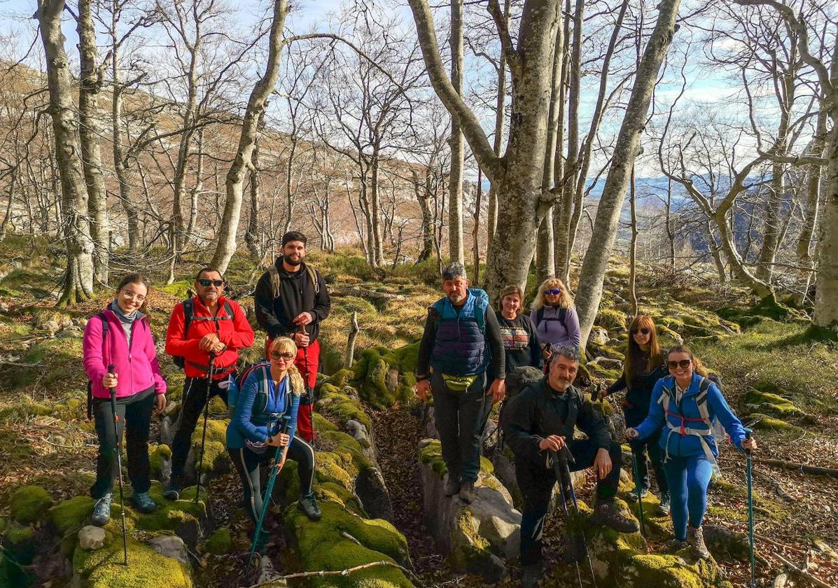 Varios de los integrantes del club Vive la Montaña de Cantabria. Para participar en sus rutas hay que estar federado y unirse a su grupo de Facebook para estar al corriente de todas las actividades.