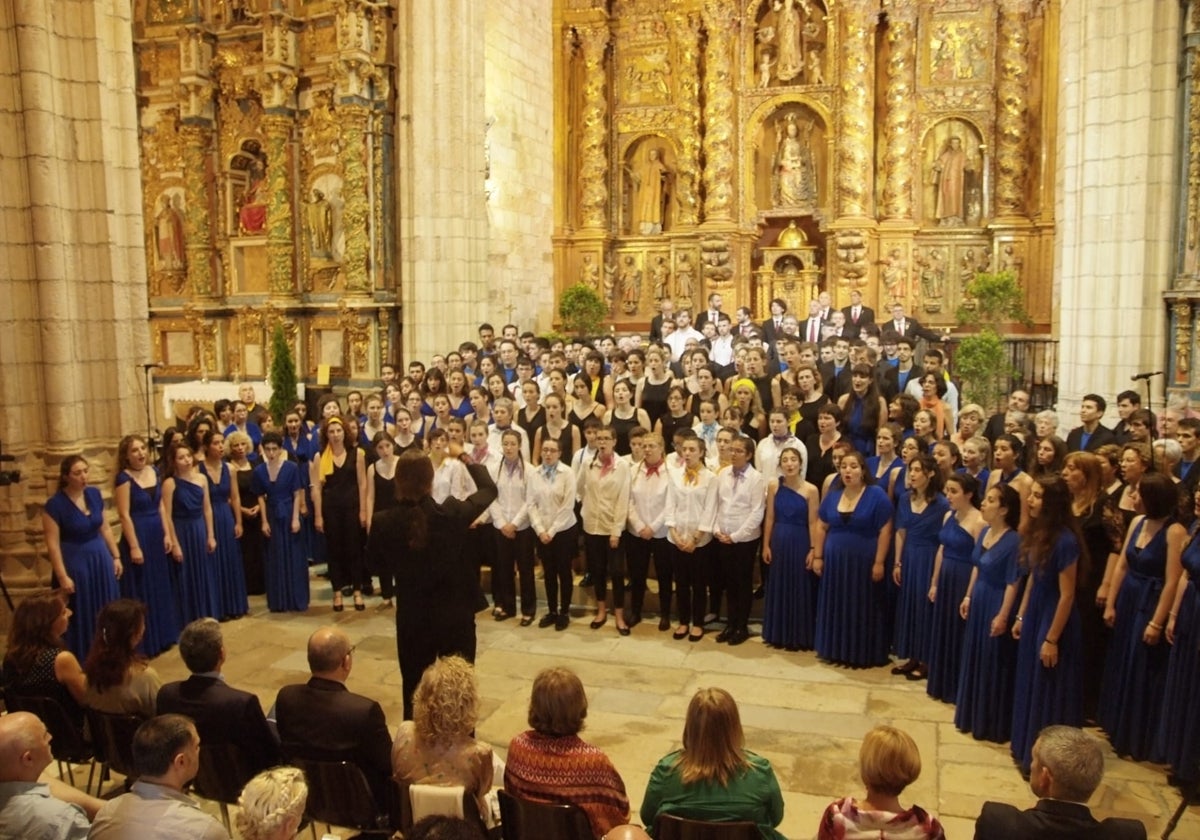 Clausura del Certamen en una edición anterior con la actuación de todos los coros participantes.