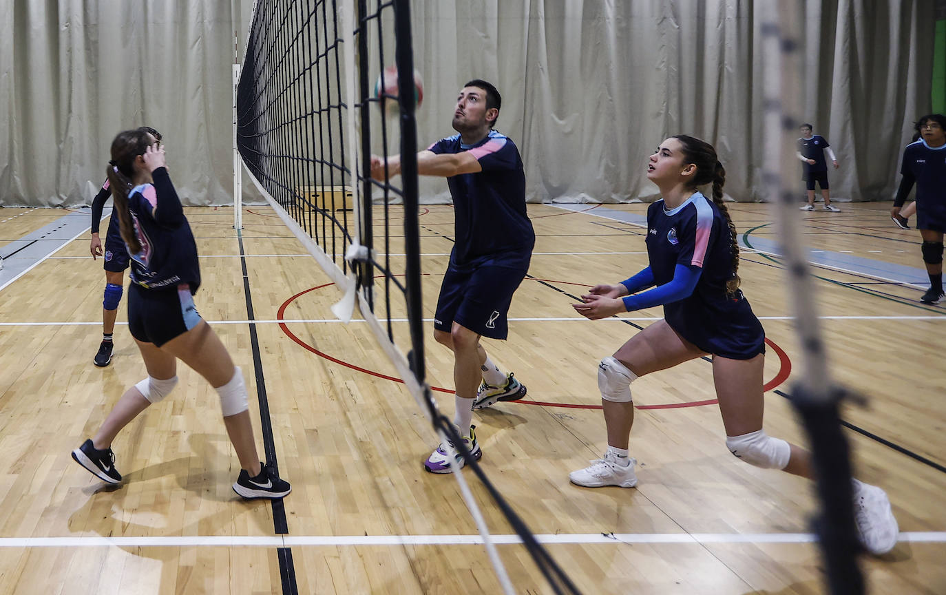 Un momento de la sesión en La Habana Vieja, que se divide para configurar varias canchas de voley.