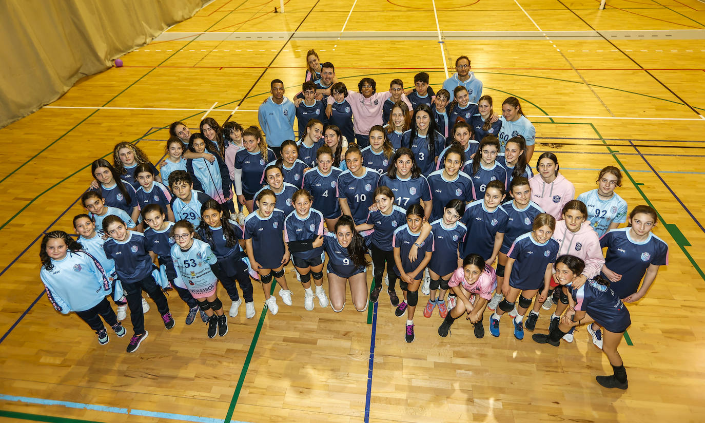 Una foto de familia con parte de los integrantes de un club al que no paran de llegar solicitudes para formar parte de él. El Voley Torrelavega cuenta con una veintena de equipos.