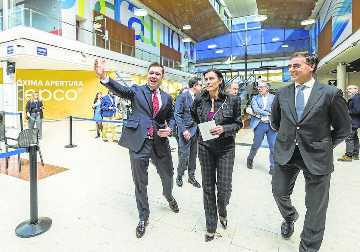 La alcaldesa Gema Igual visita las instalaciones junto a miembros de Carmila y Yelm