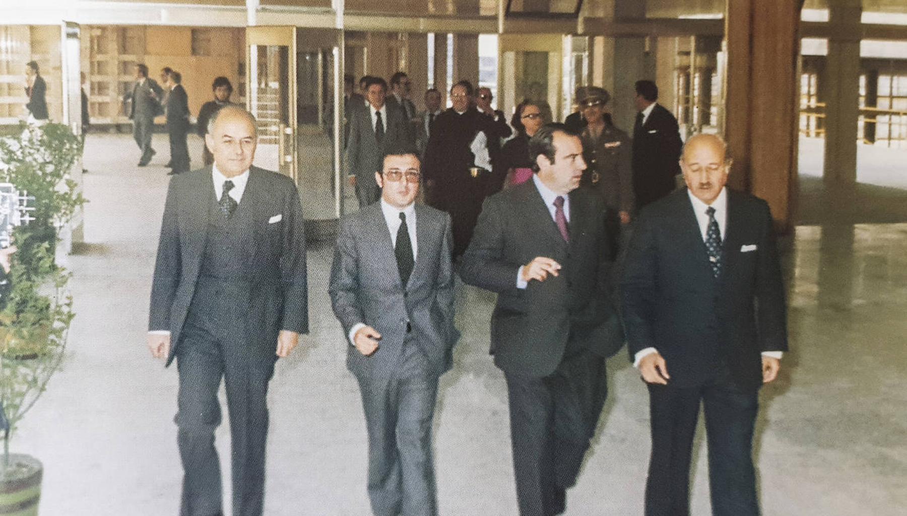 Imagen - Inauguración de la Facultad de Medicina en 1975. De izquierda a derecha: Felipe Lucena Conde, director general de Universidades; el presidente de la Comisión Gestora de la Universidad,José María Trillo de Leyva; el ministro de Educación y Ciencia, Cruz Martínez Esteruelas, y Segundo López Vélez, decano-comisario de la Facultad de Medicina y director de Valdecilla.