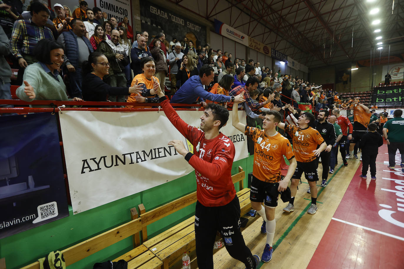 Los jugadores del Bathco no dudaron en acercarse a la grada para celebrar el triunfo con los aficionados. 