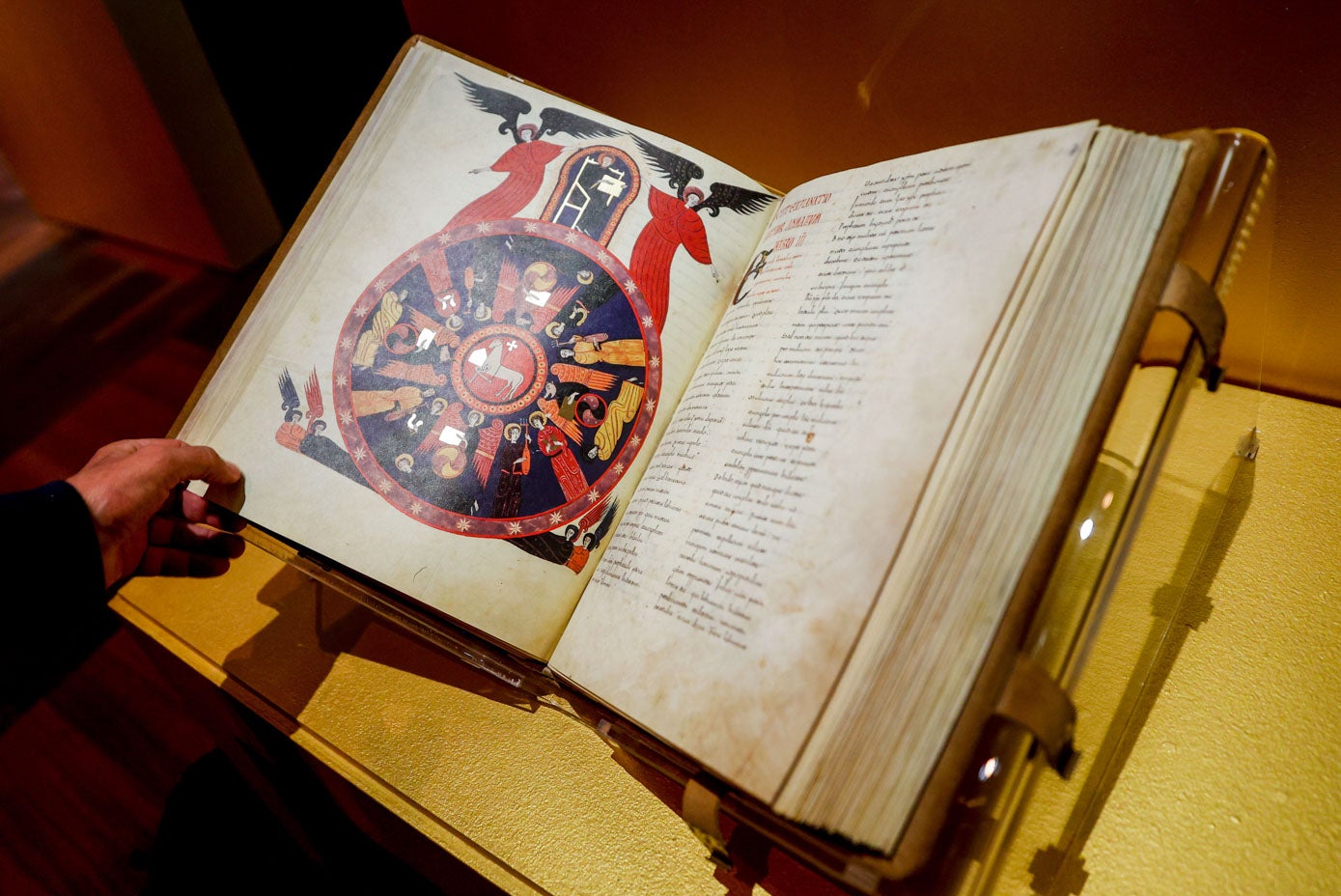 Un visitante ojea una réplica del Beato de Liébana en el que aparece «Terra incognita' como parte de la tierra sin explorar, durante la presentación de la exposición »Beato de Liébana. La fortuna del Códice de Fernando I y Sancha« este miércoles en la Biblioteca Nacional en Madrid.