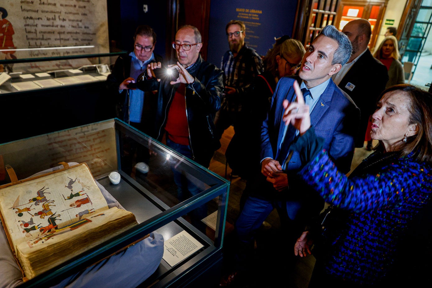 El Beato de Liébana original, en una urna de cristal la presentación de la exposición «Beato de Liébana. La fortuna del Códice de Fernando I y Sancha» este miércoles en la Biblioteca Nacional en Madrid