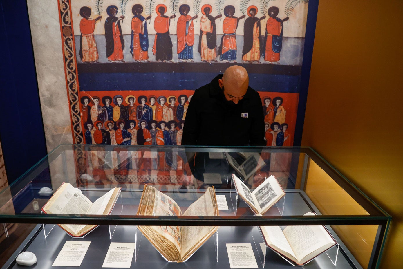 Un visitante observa tratados sobre el Beato de Liébana presentación de la exposición «Beato de Liébana. La fortuna del Códice de Fernando I y Sancha» este miércoles en la Biblioteca Nacional en Madrid.