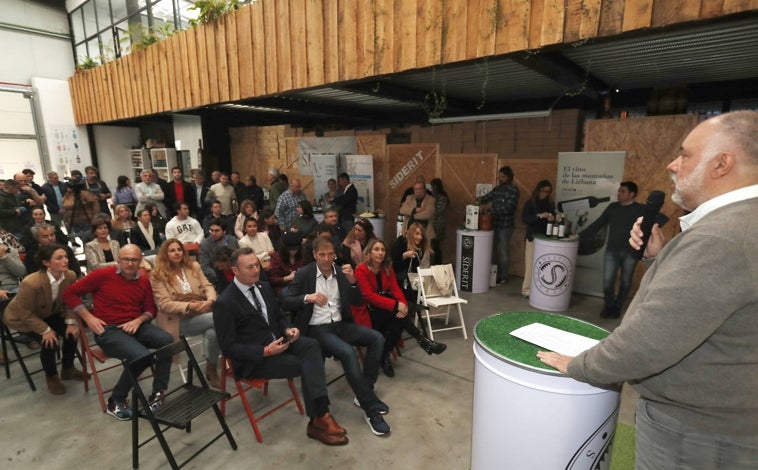 Imagen principal - La Destilería Siderit ejerció como anfitriona en el primer acto público de la Asociación, al que no faltaron productores, cocineros, hosteleros o distribuidores, entre otros. 