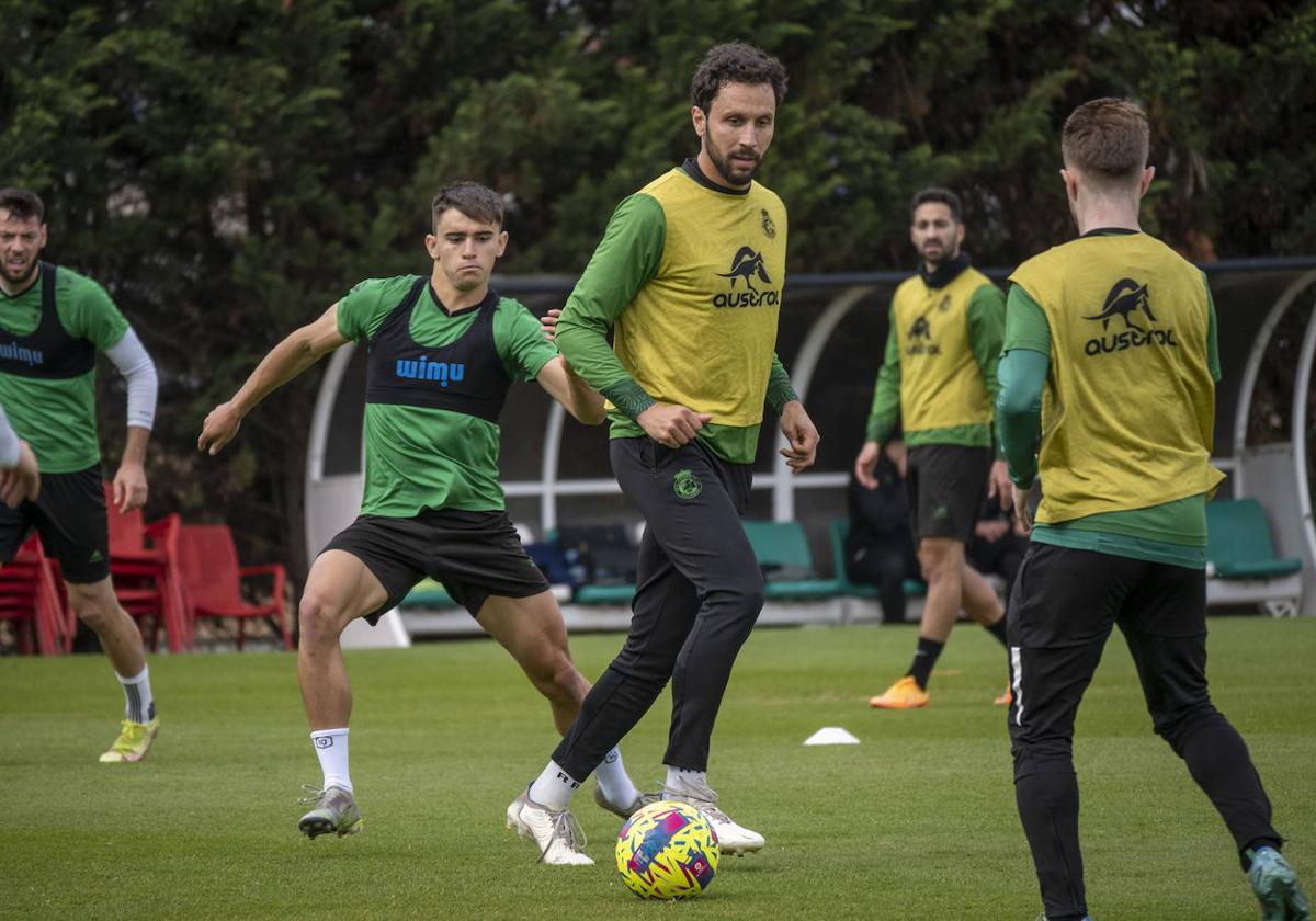 Germán Sánchez, en el centro, durante una sesión de entrenamiento en La Albericia.