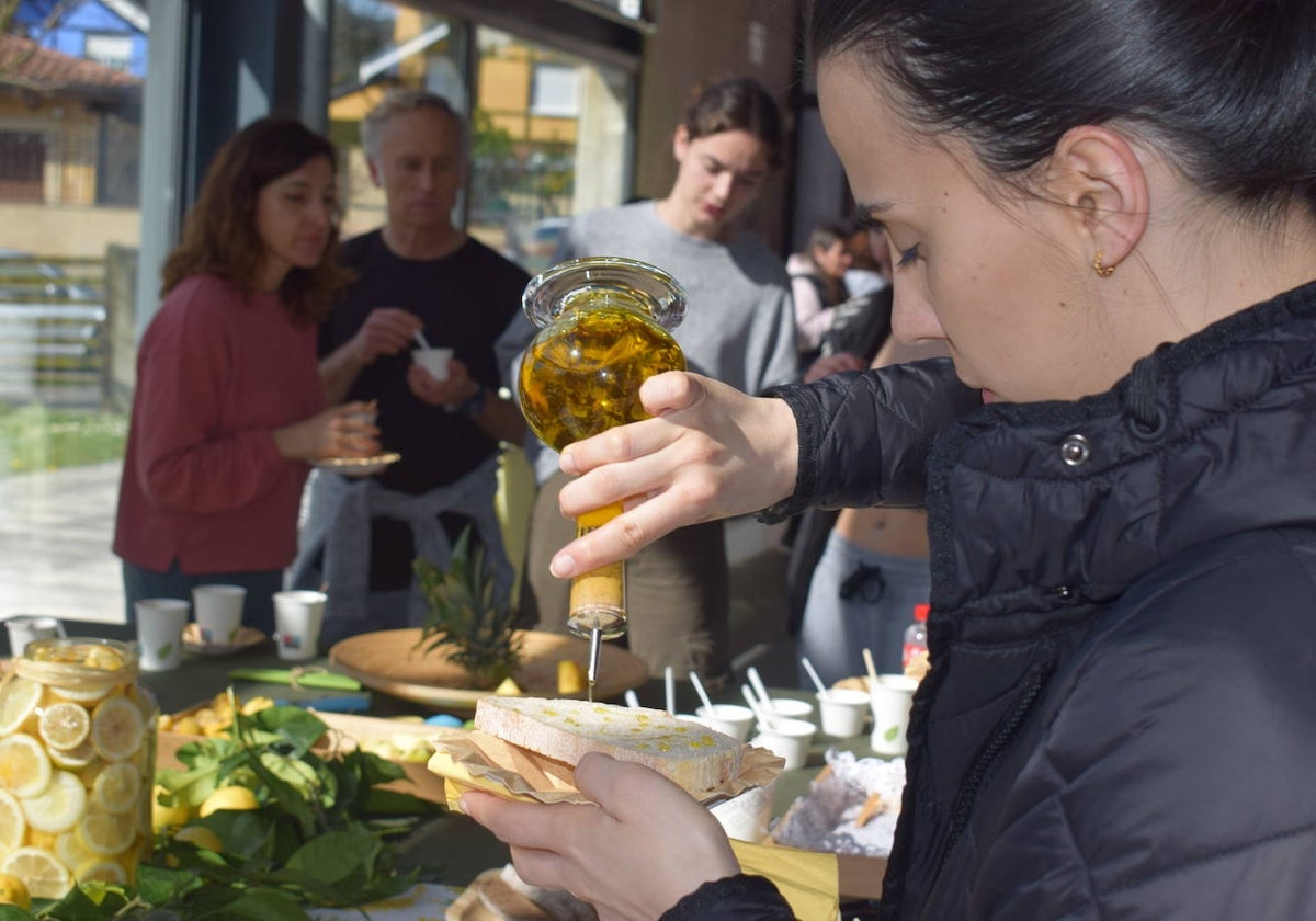 El desayuno saludable que incluyó la V Jornada de Prevención de Riesgo Cardiovascular incluyó aceite de oliva, frutas y cereales.