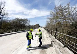 Operarios de SIEC trabajan en el Puente de los Italianos, este miércoles, en uno de los tramos de la nueva carretera Viveda-Duález.