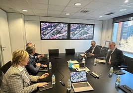 La alcaldesa de Camargo, Esther Bolado, junto al vicepresidente del Gobierno de Cantabria, Pablo Zuloaga, durante la reunión de este miércoles con los técnicos de ADIF.