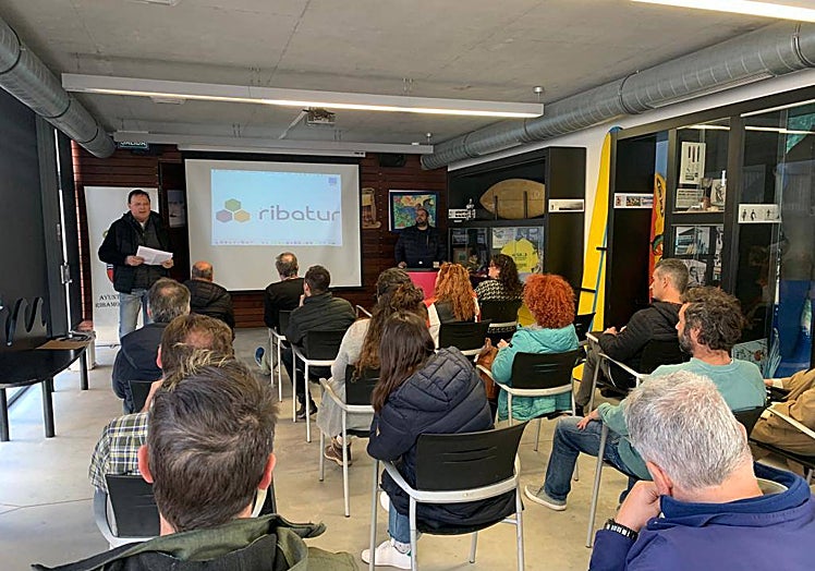 Presentación, este martes, de la bolsa de empleo y web de Ribatur con la asistencia de varios empresarios locales