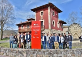 Un tótem en el exterior del edificio recuerda los 150 años del nacimiento de las empresas de José María Quijano.