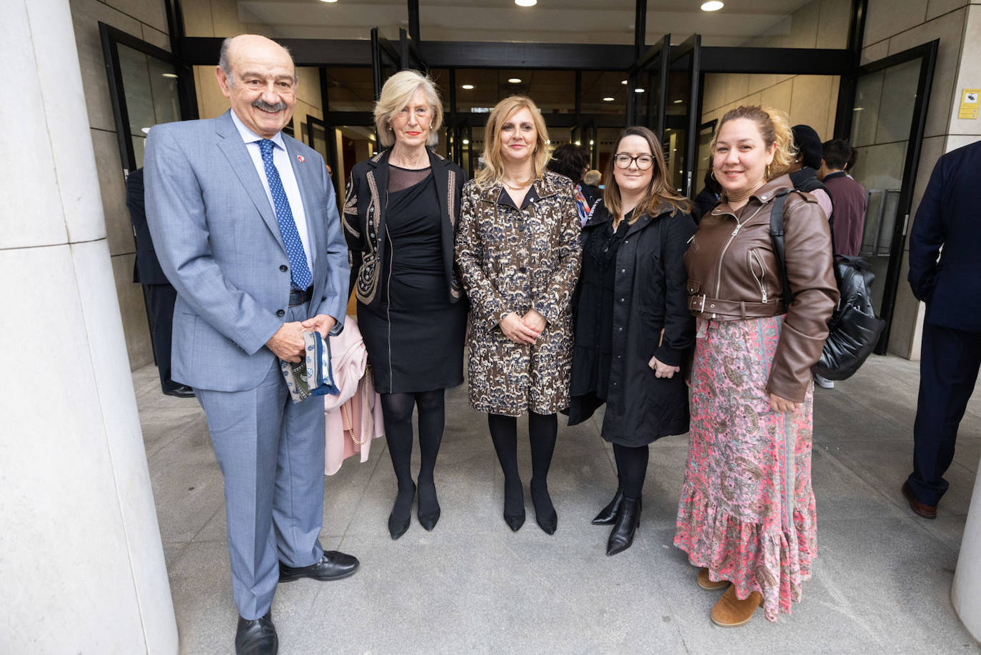 José María Mazón, diputado del PRC, Marina Lombó, consejera de Educación, Noelia Cobo, portavoz parlamentaria del PSOE, Rosa Mantecón, secretaria general de CC OO y Conchi Sánchez, secretaria general de la Federación de Enseñanza de Comisiones Obreras.